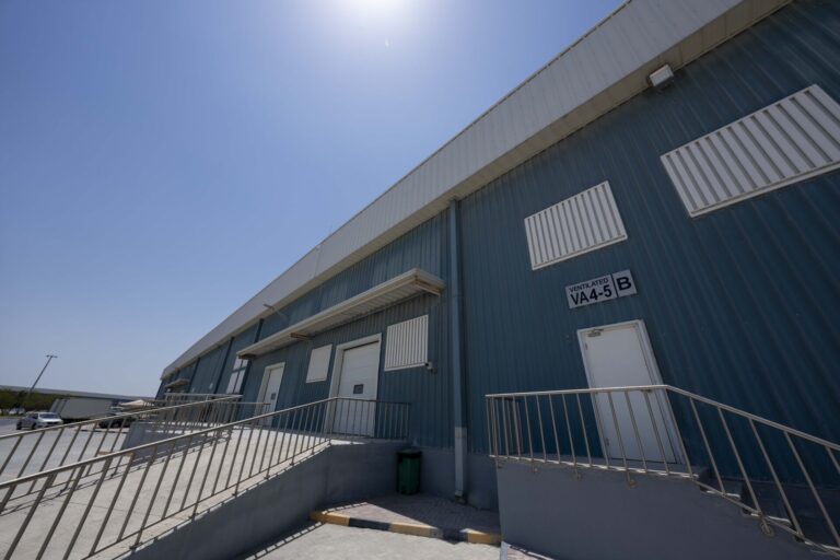 DSC07053 Bu Fesseela Warehouses